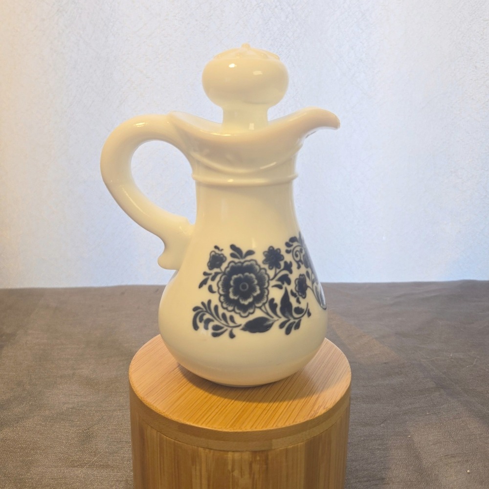 Vtg AVON Skin So Soft Bath Oil White Porcelain‎ Pitcher Blue Floral Cottagecore